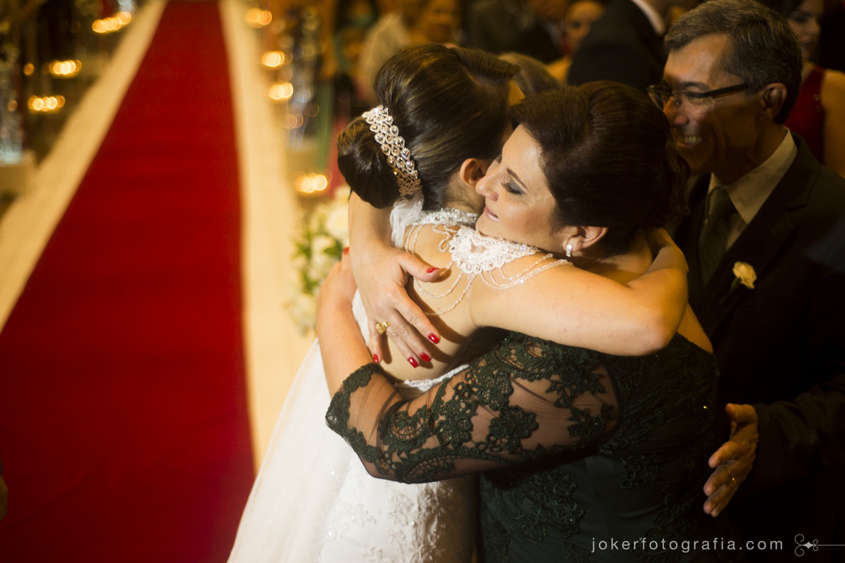 mãe da noiva se emociona durante o casamento da filha