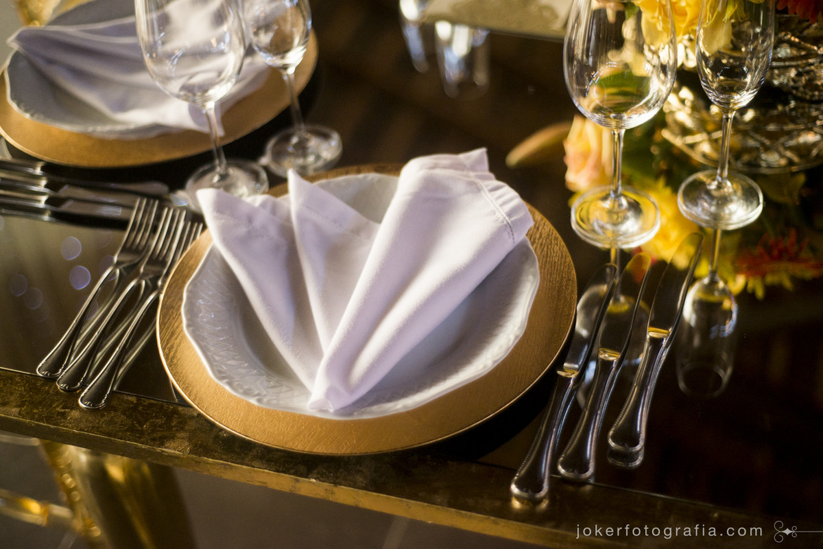 mise in place e organização de talheres para o jantar de casamento