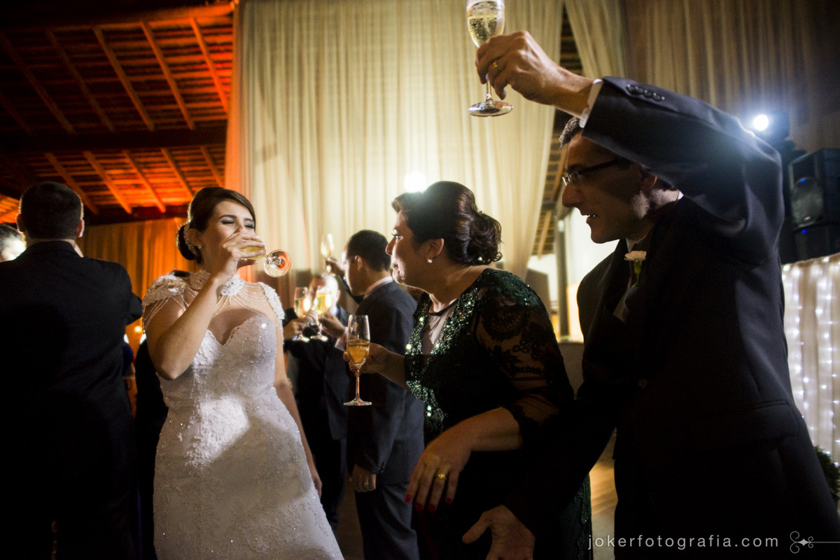 noivos se divertindo com os pais durante o brinde de casamento