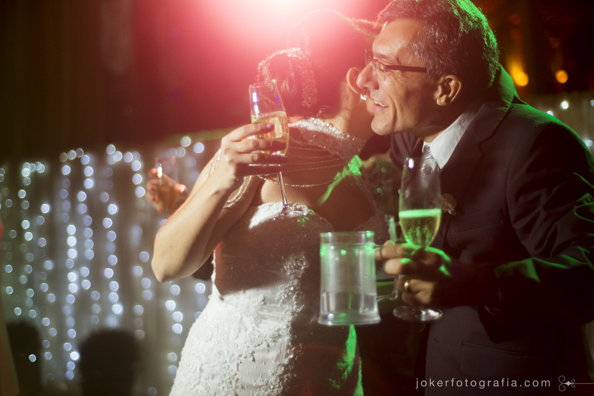pai da noiva se emociona durante festa de casamento