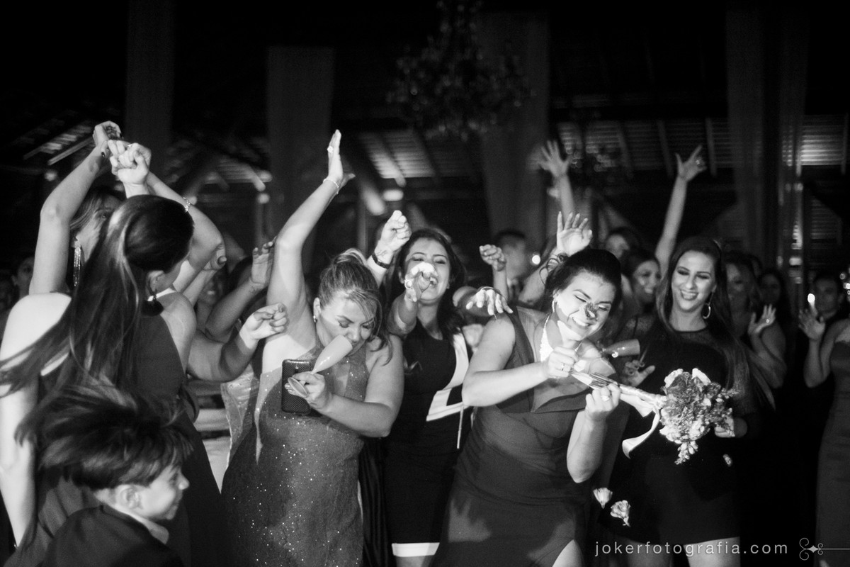 fotógrafo de casamento em curitiba faz fotos divertidas das convidadas pegando o buquê