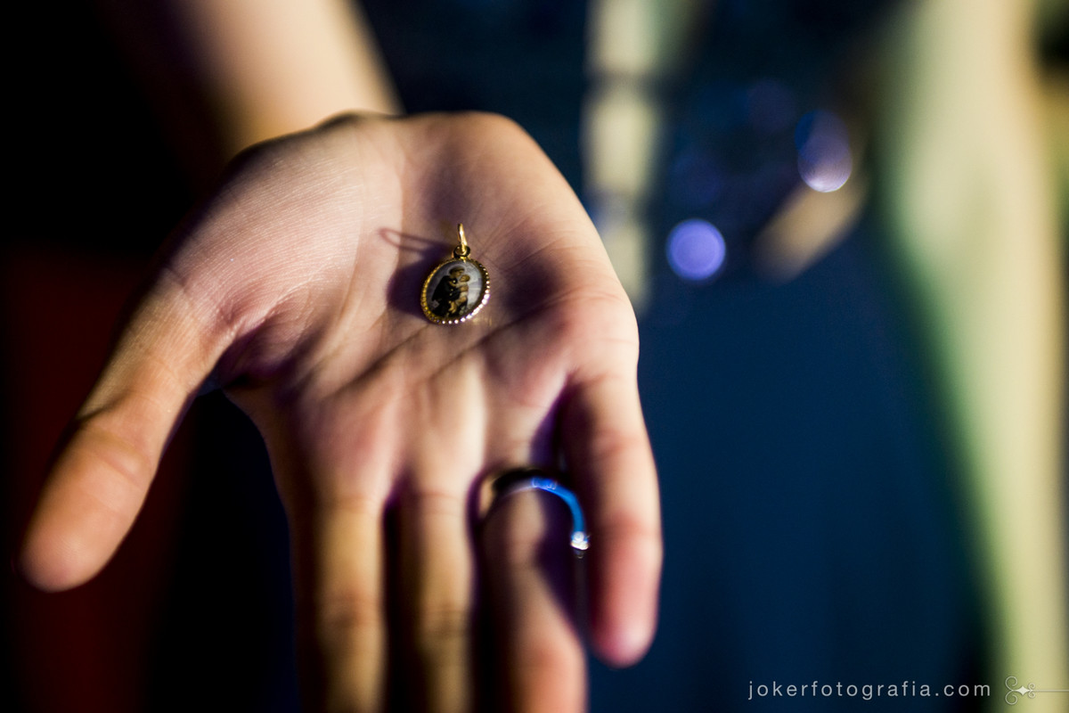 fotógrafo de casamento em curitiba sugere idéias para as noivas: uma medalhinha de santo antônio para as solteiras no casamento