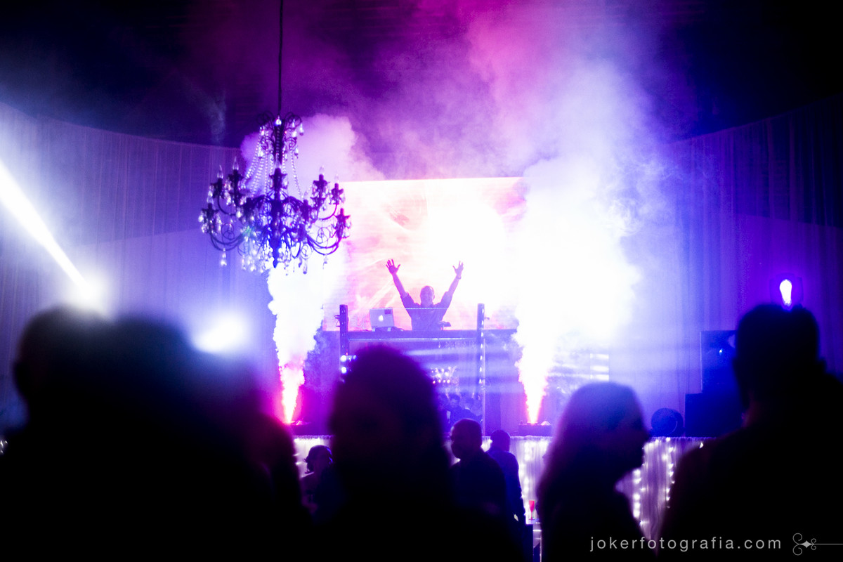 dj maia em curitiba animado para festa de casamento no clube santa monica com painel de led e tochas de fumaça cenográfica