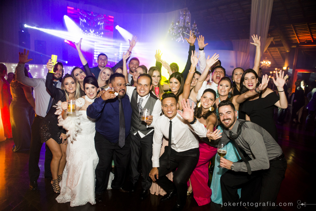 fotógrafo de casamento descontraído em curitiba registra os convidados na pista de dança