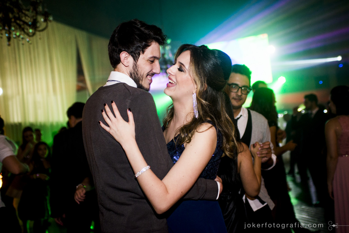 convidados na pista de dança pelo fotógrafo do casamento