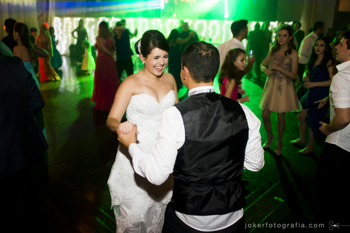 noivos curtem a festa de casamento animada no salão CTB do clube santa monica em curitiba