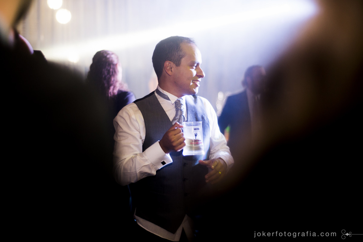 noivo com caneca de chopp personalizada no dia do casamento