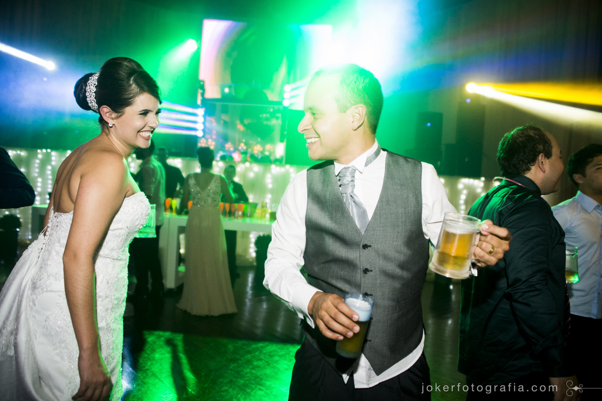 fotógrafo de casamento registra momentos espontâneos e divertidos dos noivos