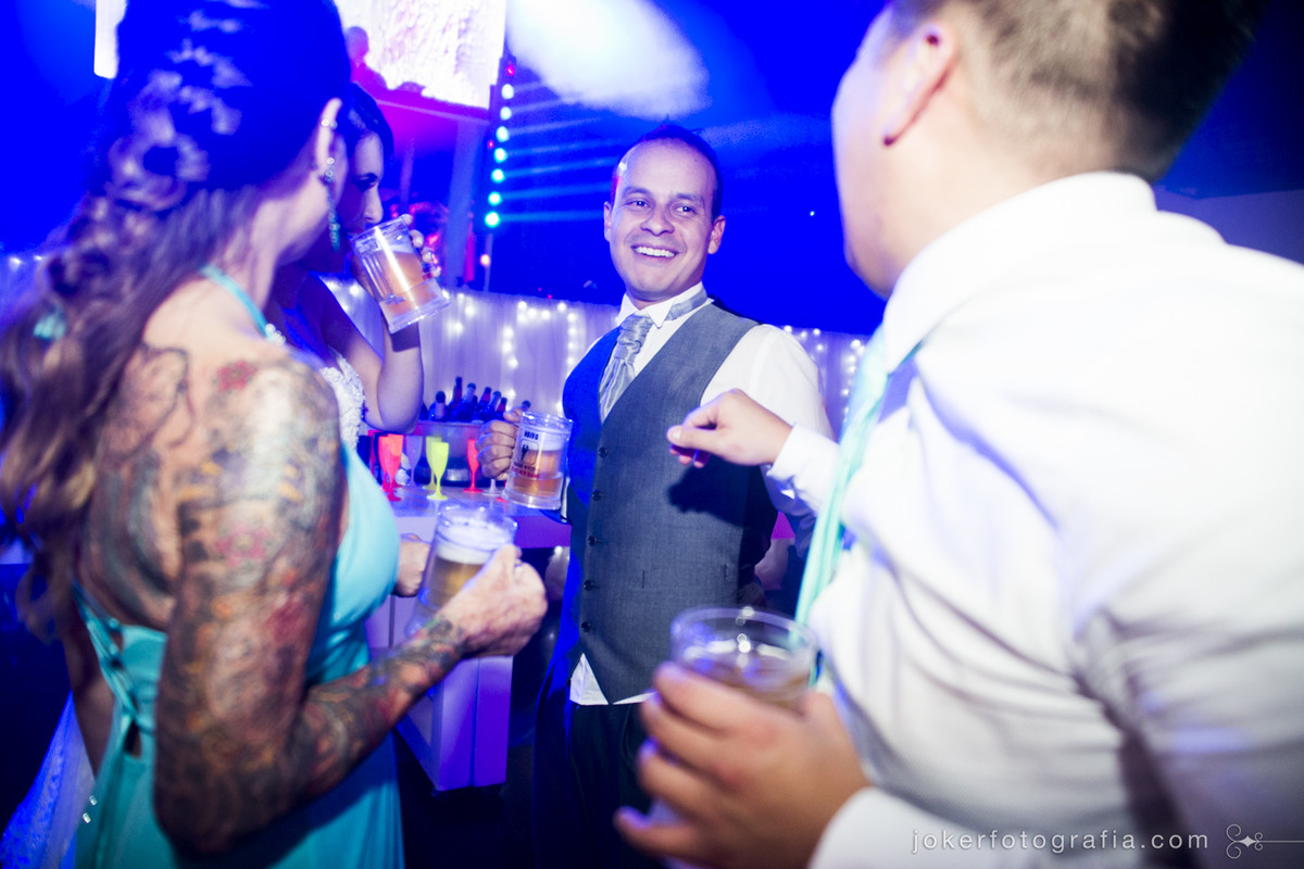 fotógrafo de casamento faz registros divertidos dos noivos durante o baile