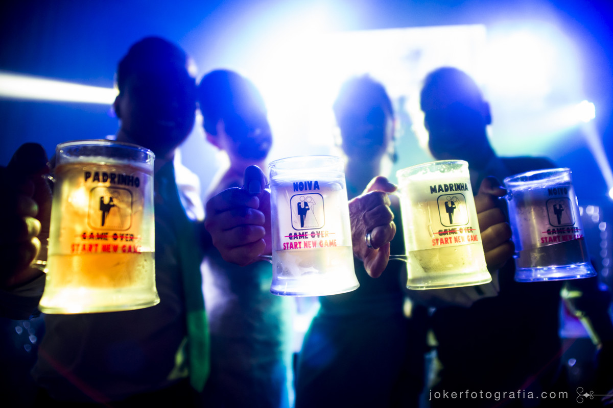canecas de chopp personalizadas para os noivos e padrinhos no dia do casamento