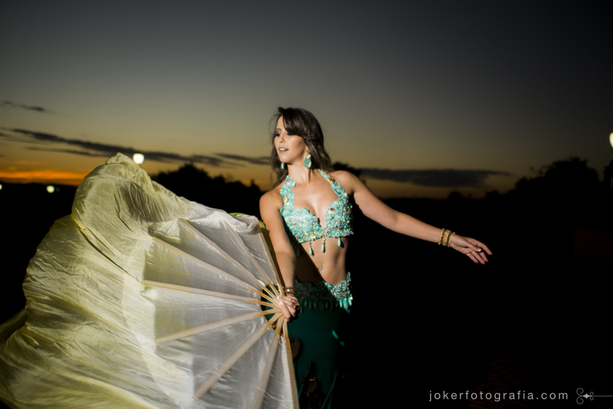 fan gigante para dança do ventre é acessório escolhido para fotos externas