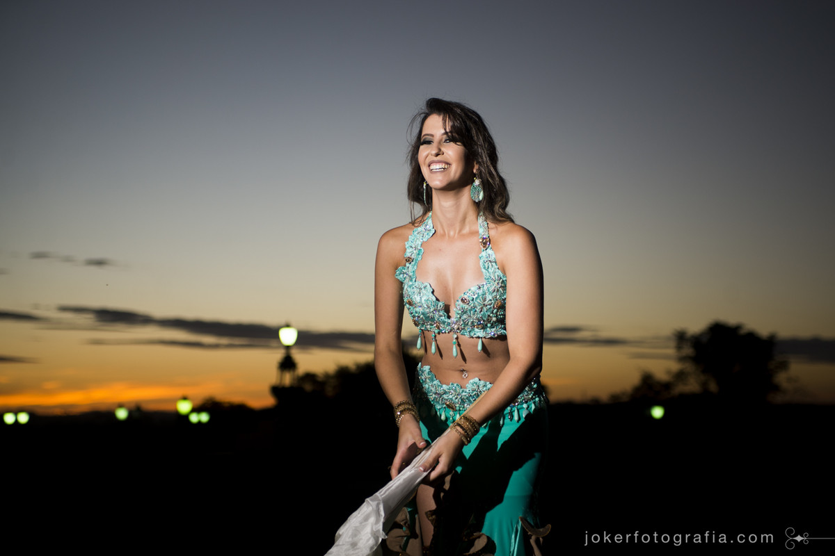 Cintia Janiiah faz book fotográfico externo em Curitiba
