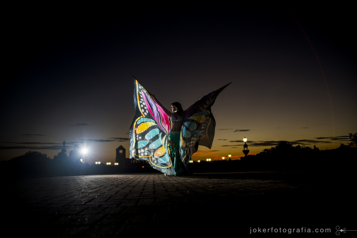 o acessório butterfly wings para dança do ventre com tinta neon em fotografias criativas e diferentes feitas em curitiba