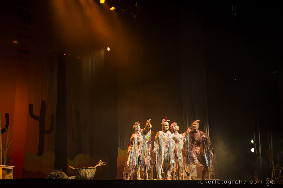 Bailarinos do Teatro Guaíra em apresentação da ópera João e Maria