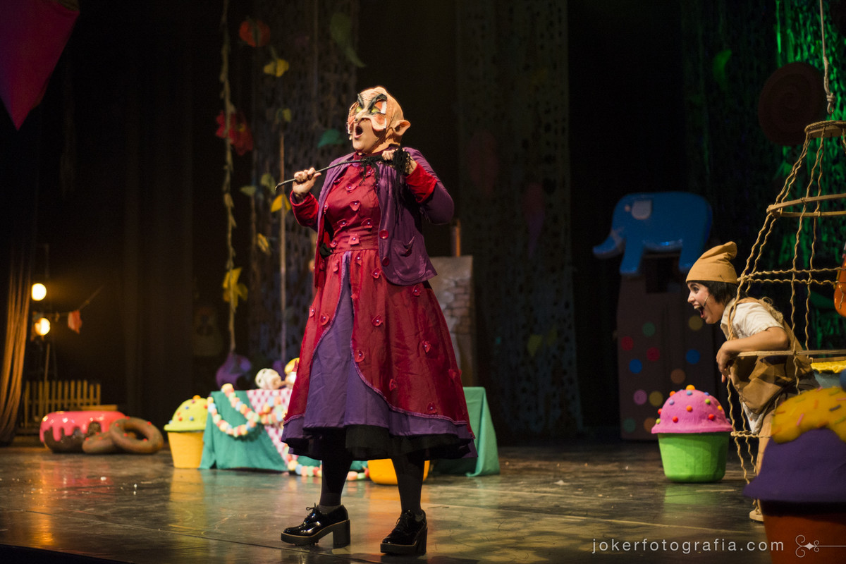 a atriz Lúcia de Vasconcellos interpreta a Bruxa de João e Maria e atua como cantora de ópera