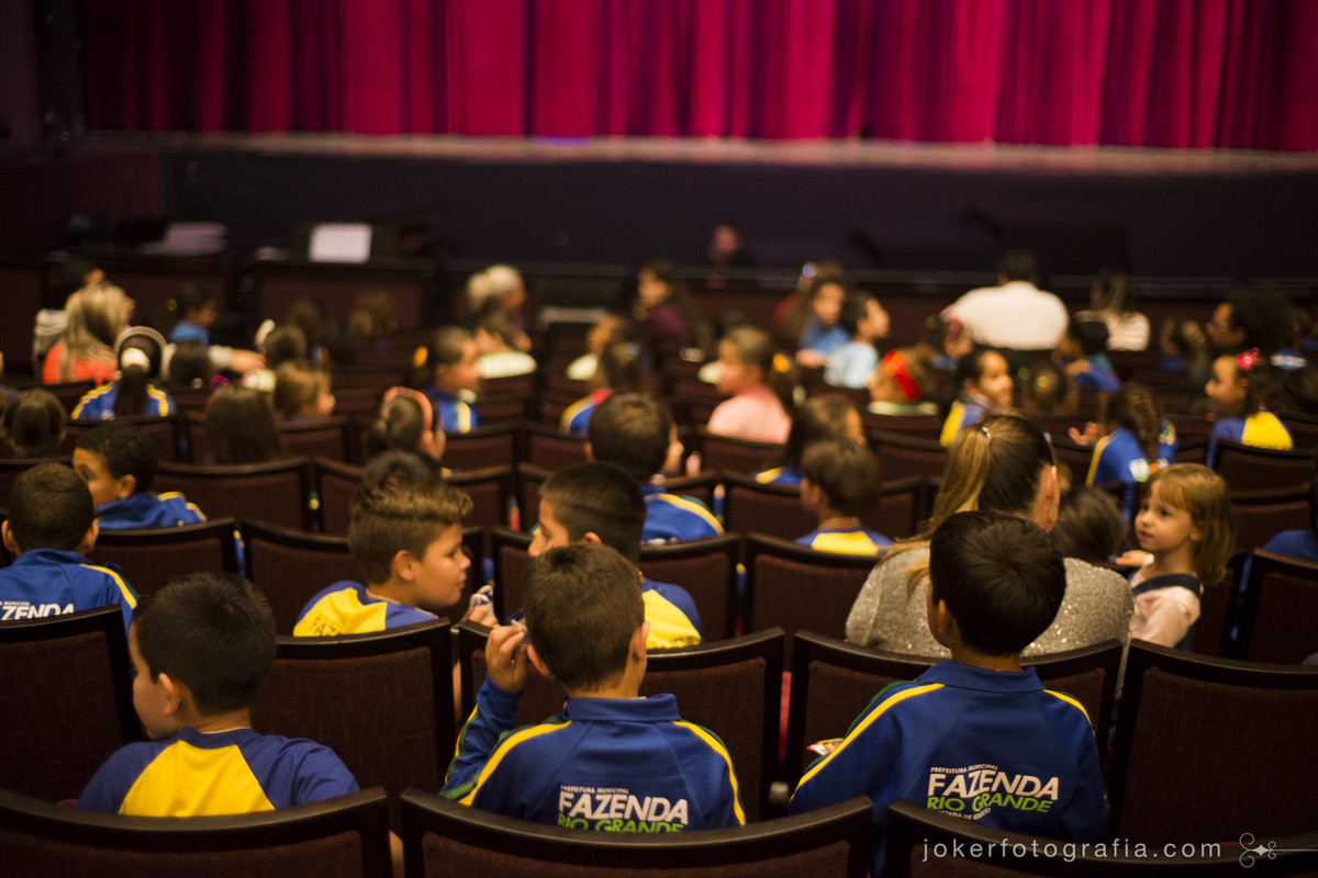 Ópera infantil traz centenas de crianças de escolas públicas para o Teatro Guaíra