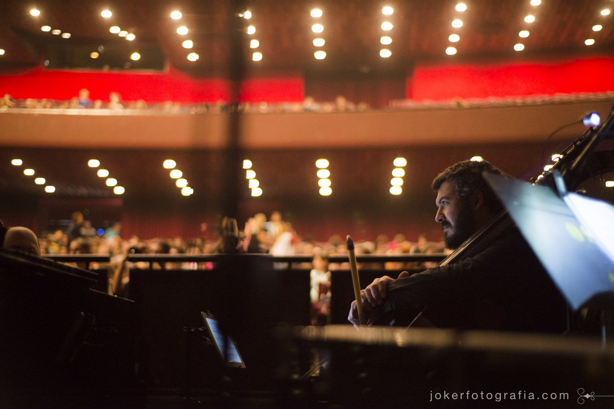 contrabaixista Kiko Vargas é um dos músicos do Teatro Guaíra presentes na Ópera João e Maria