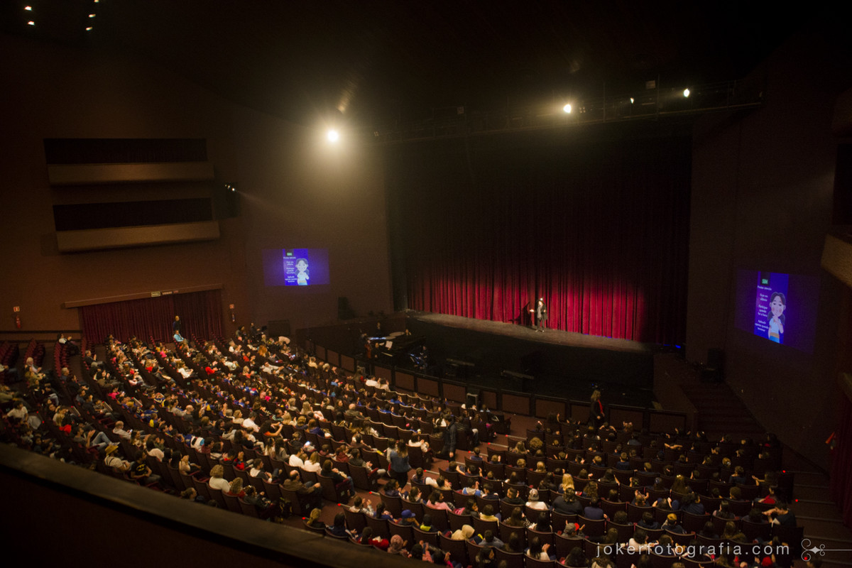 Teatro Guaíra lotado para peça infantil João e Maria