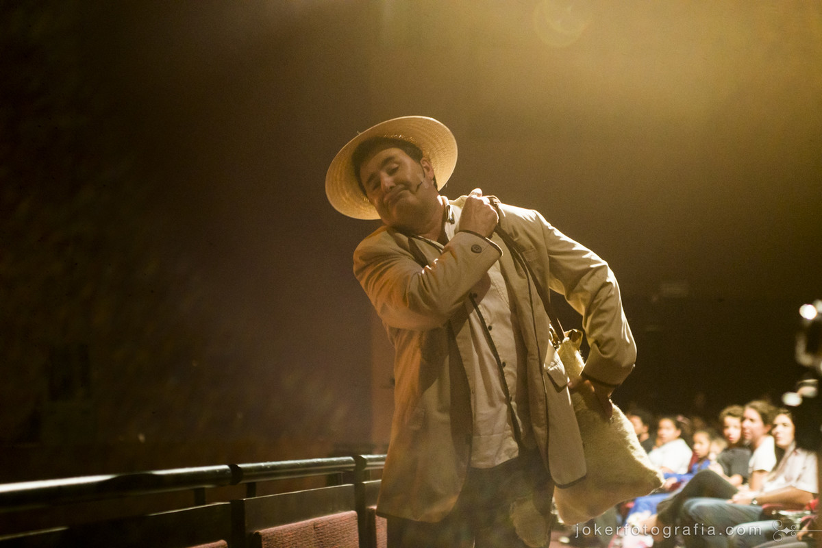 Paulo barato interpreta nordestino em peça teatral curitibana