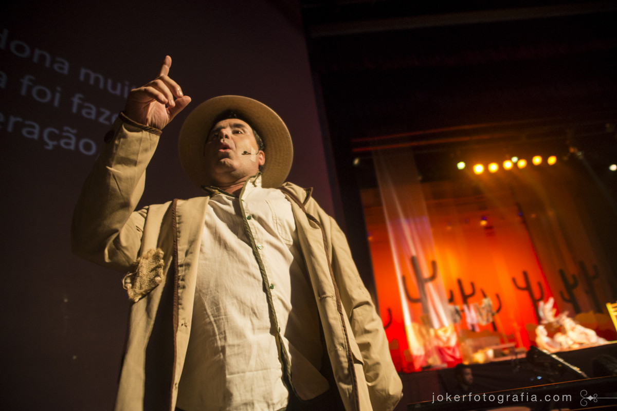 o ator Paulo Barato interpreta o Pai de João atuando e cantando na Ópera do teatro Guaíra