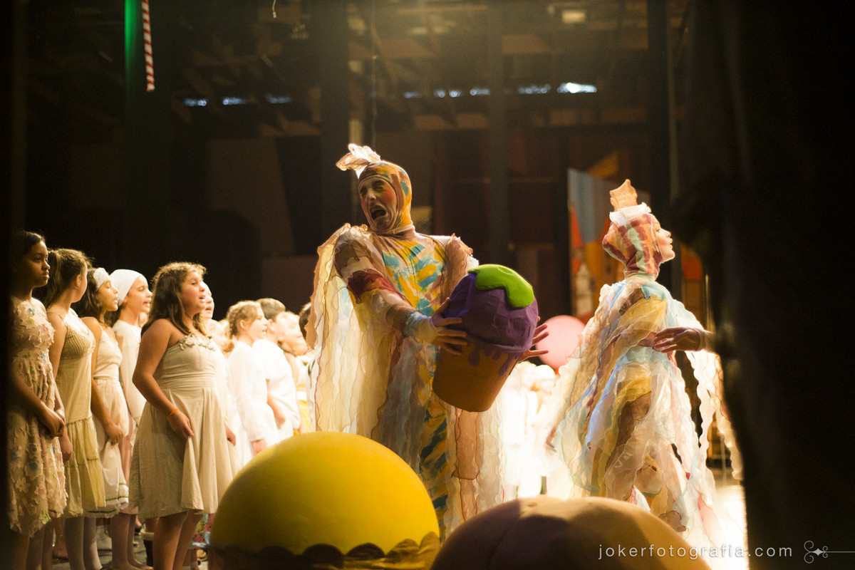 Peça infantil divertida no teatro guairão
