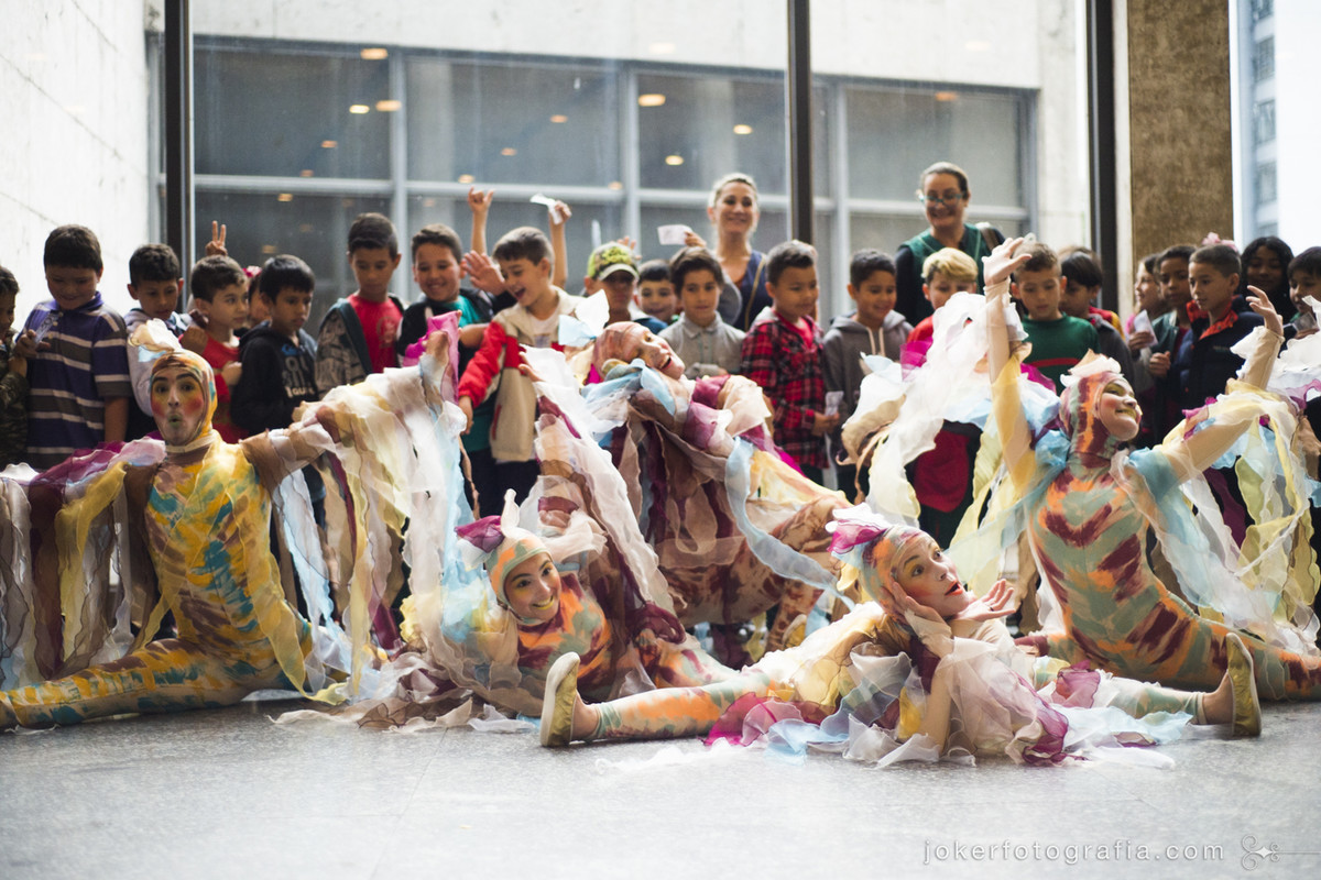 bailarinos participam de foto dos alunos que vieram assistir a peça de teatro