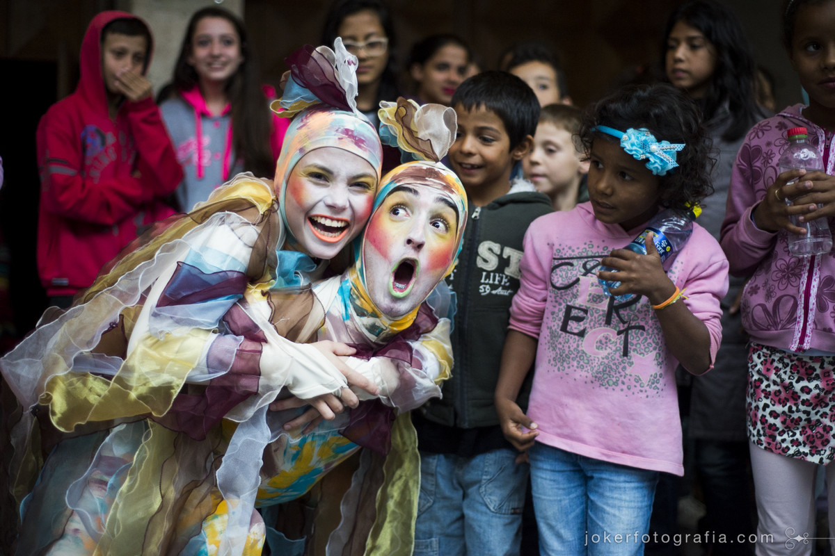 Bailarinos do Teatro Guaíra fazem fotos com as crianças da platéia