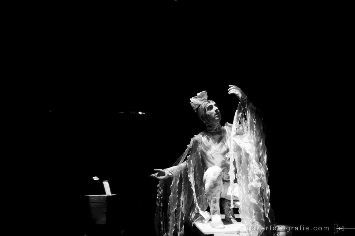 Dançarinos e atores pelas lentes dos fotógrafos Juliano Cercal e Roberta Ellerbrock em projeto fotográfico sobre a arte da dança e do teatro