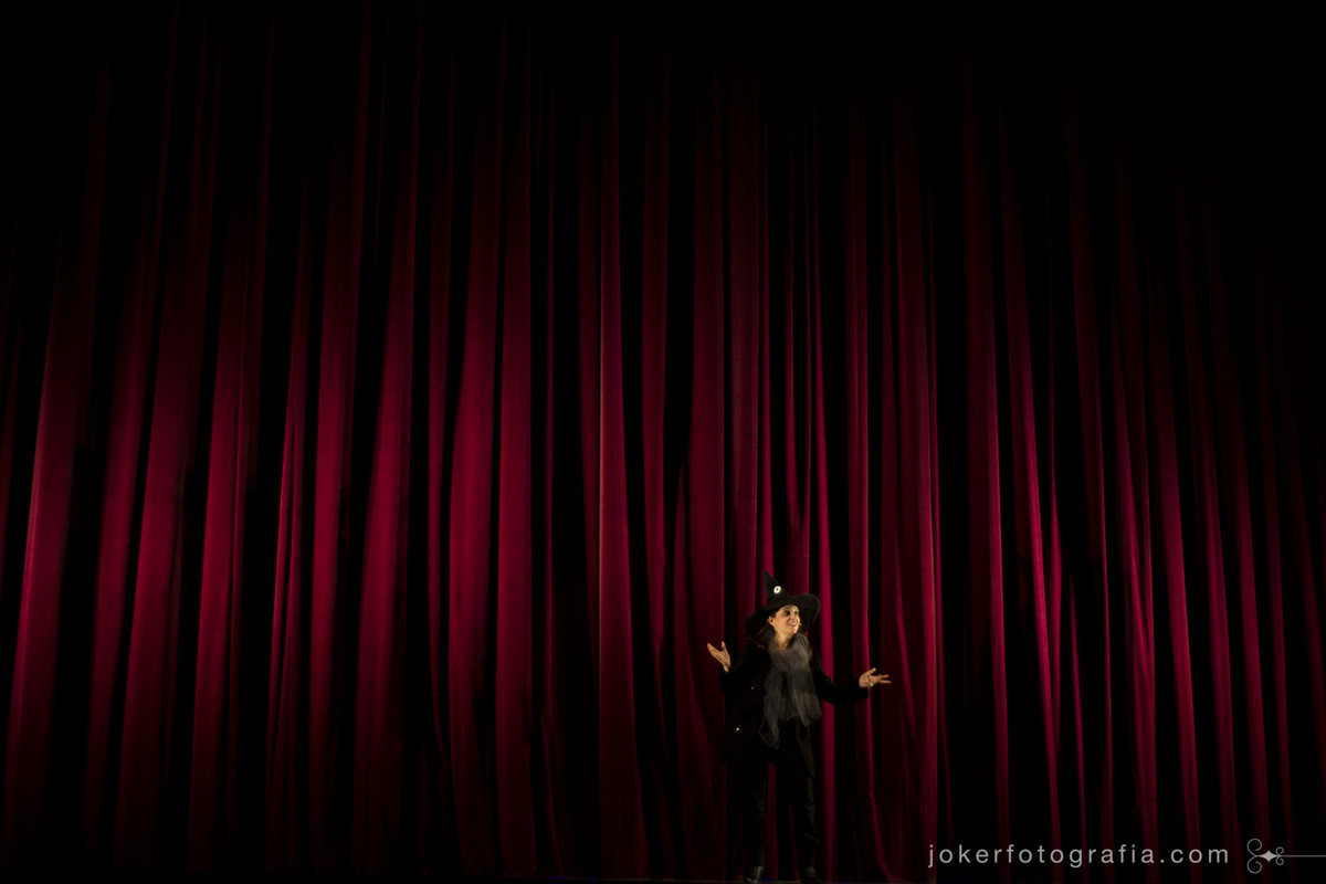 a atriz Rozana Percival faz o papel de Bruxa em Ópera no Teatro Guaíra