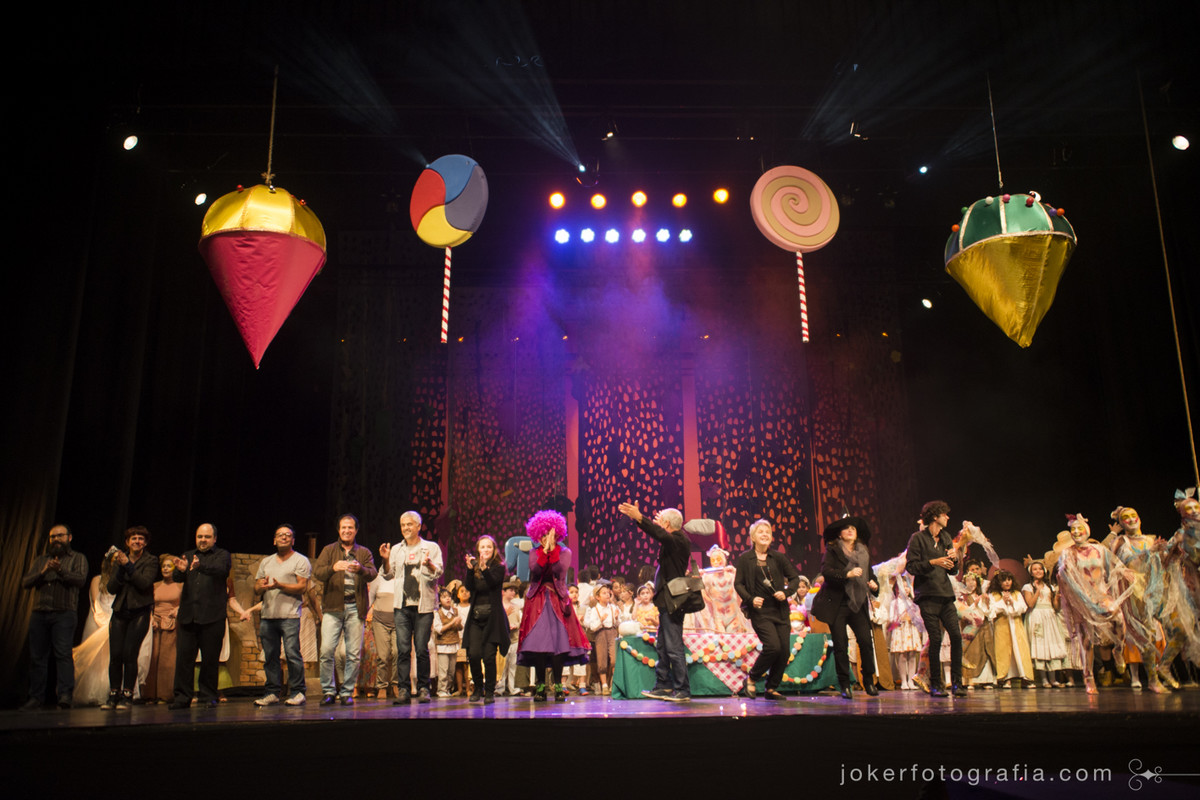 Coral Curumim tem participação especial na Ópera João e Maria no Teatro Guaíra com toda a equipe de produção e direção