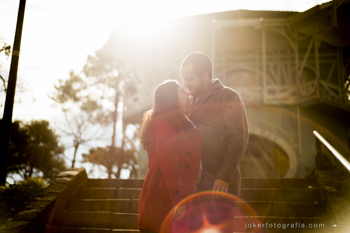 fotógrafo faz book de casal em clima de outono no largo da ordem em curitiba