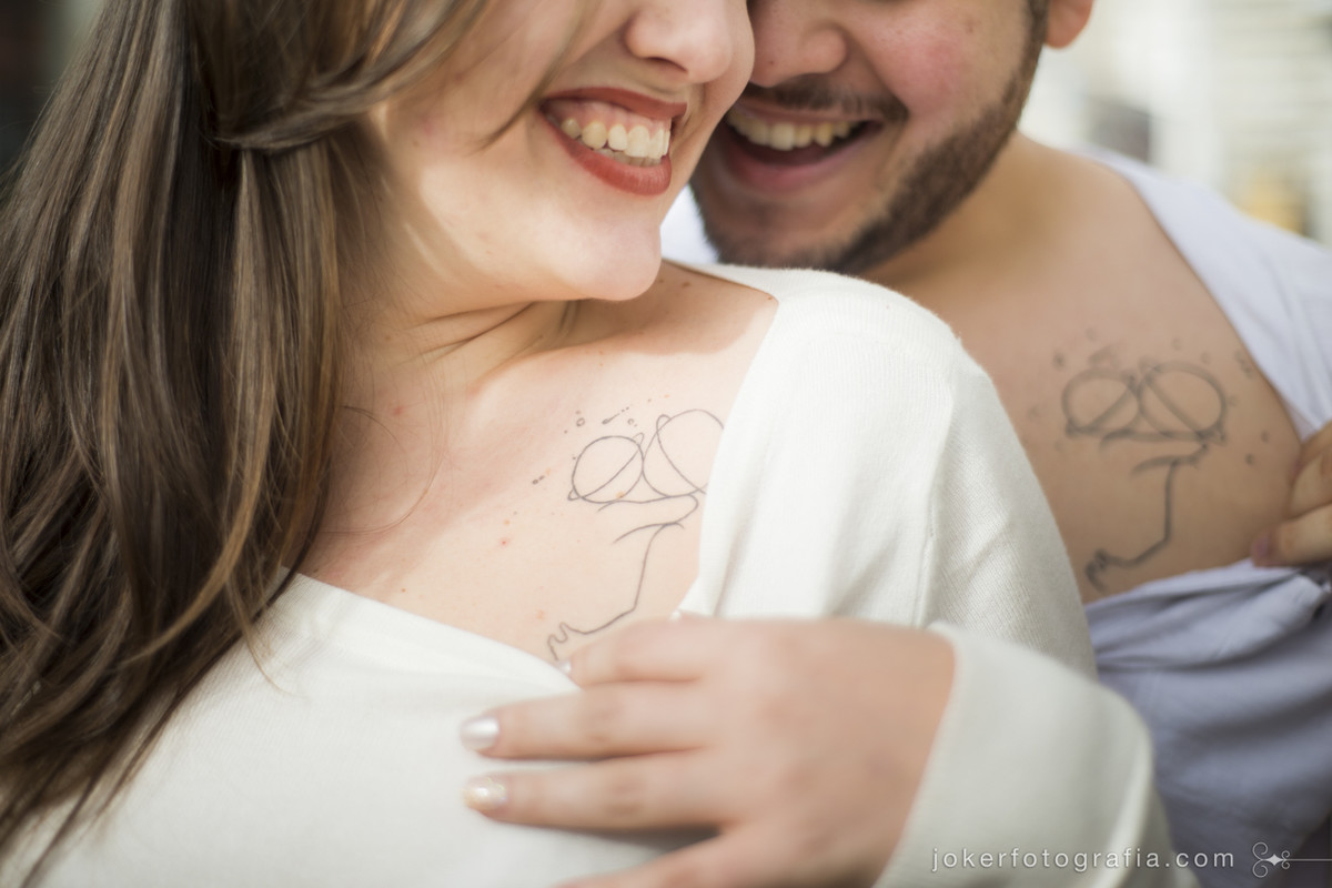 Tatuagem de casal minimalista