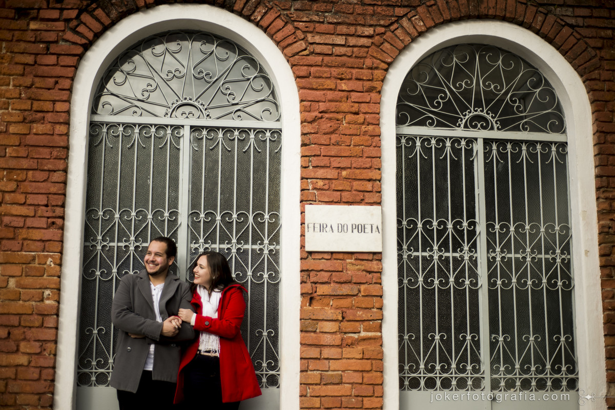 casal apaixonado por literatura faz ensaio pré casamento em Curitiba na Feira do Poeta