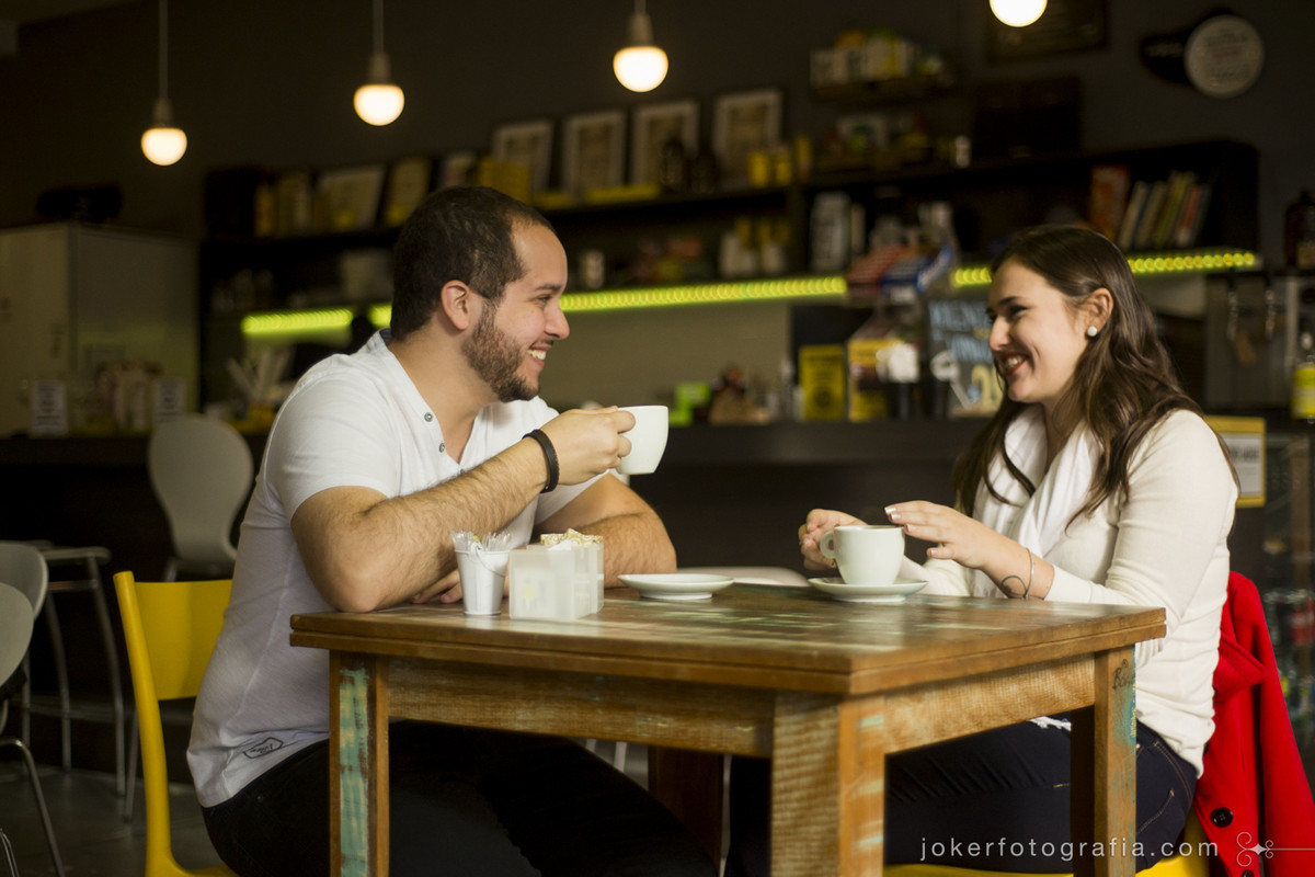 novo louvre café e coworking em curitiba é cenário para ensaio pré casamento