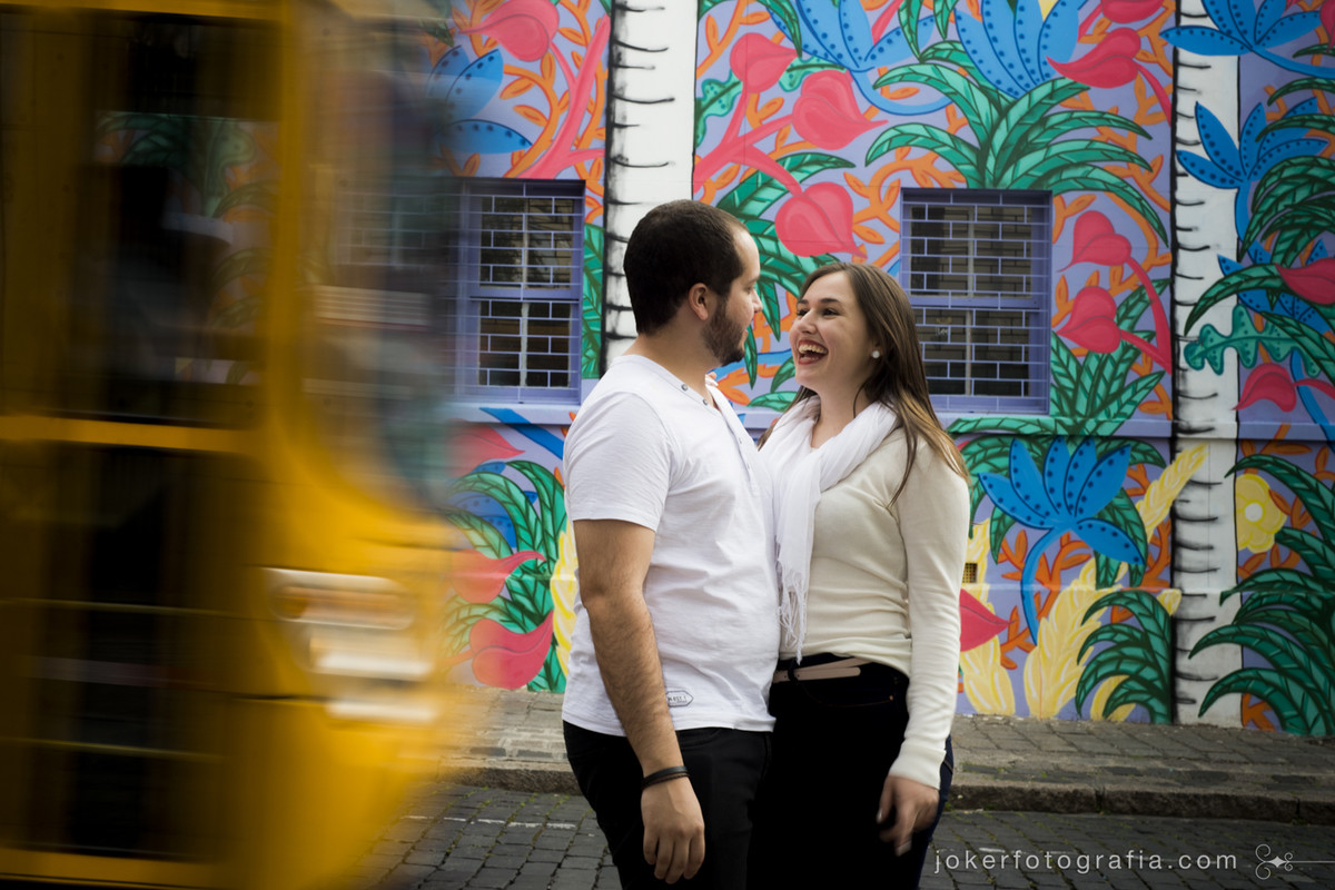Melhores fotógrafos de Curitiba usam linguagem fotográfica única e registram ônibus amarelo característico da cidade