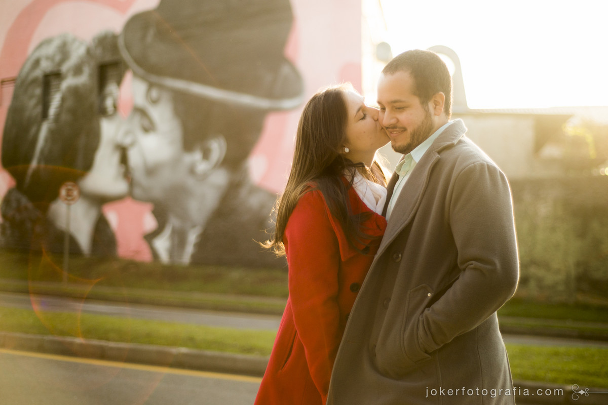 Mural com arte de rua no jardim Botânico tem imagem de casal se beijando Chaplin
