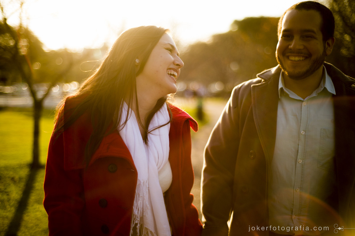Fazer seu ensaio de casal pré wedding no frio pode ser muito elegante, pois o sol de outono e inverno é incrível para as fotos