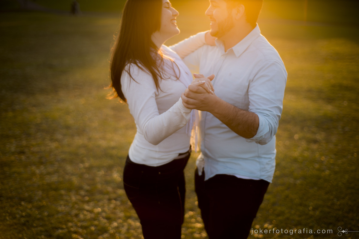 fotógrafo faz ensaio de casal ao pôr do sol em Curitiba