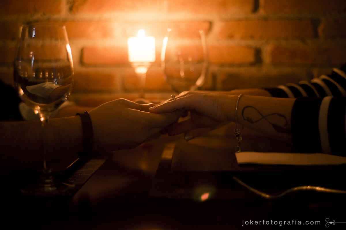 o que fazer no dia dos namorados? pedir sua namorada em casamento com um jantar romântico à luz de velas