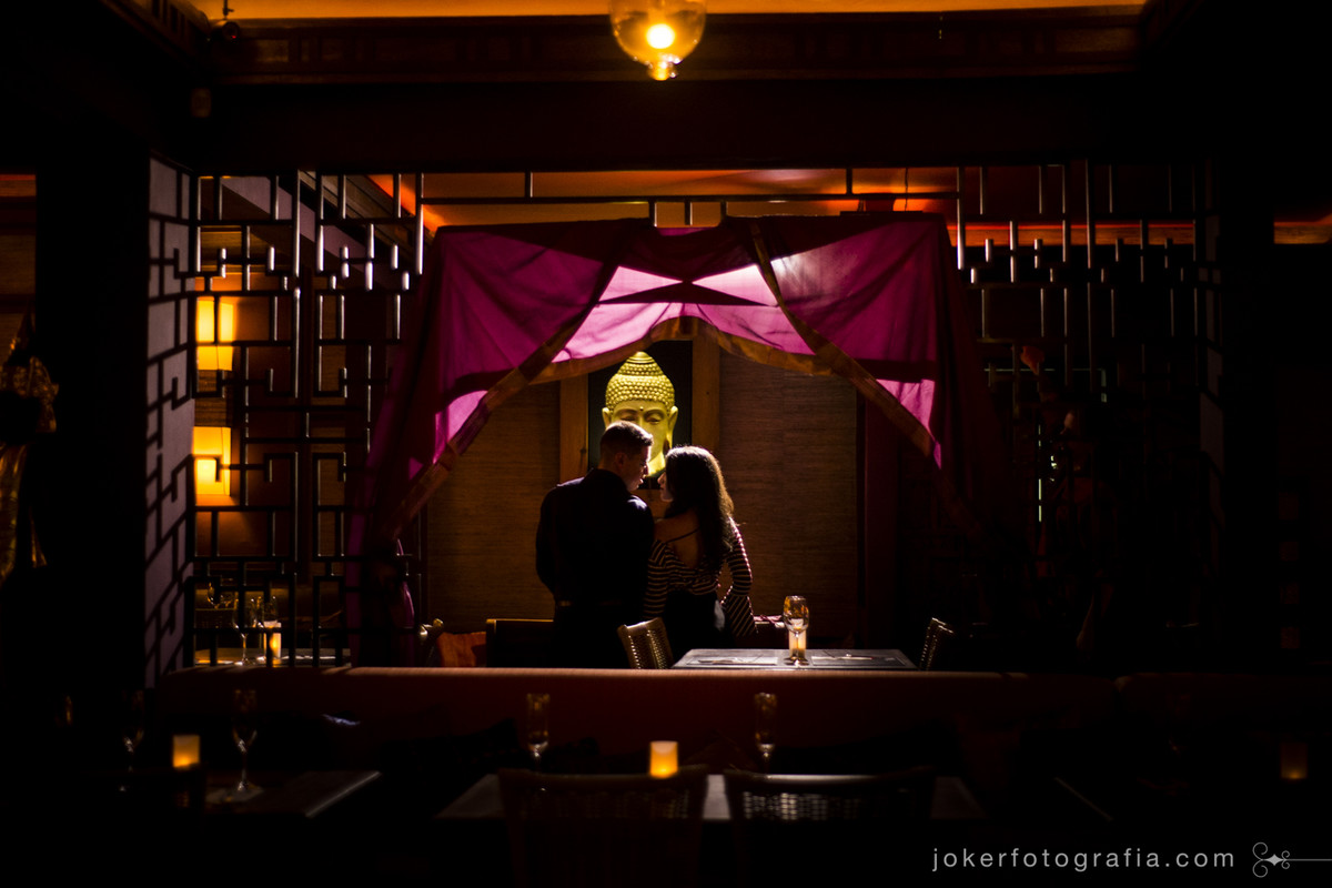 estúdio de fotografia em curitiba faz ensaio romântico de casal no restaurante thai