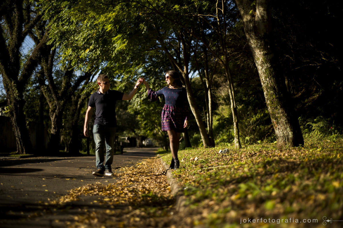 ensaio pre wedding no outono curitibano com folhas douradas e por do sol