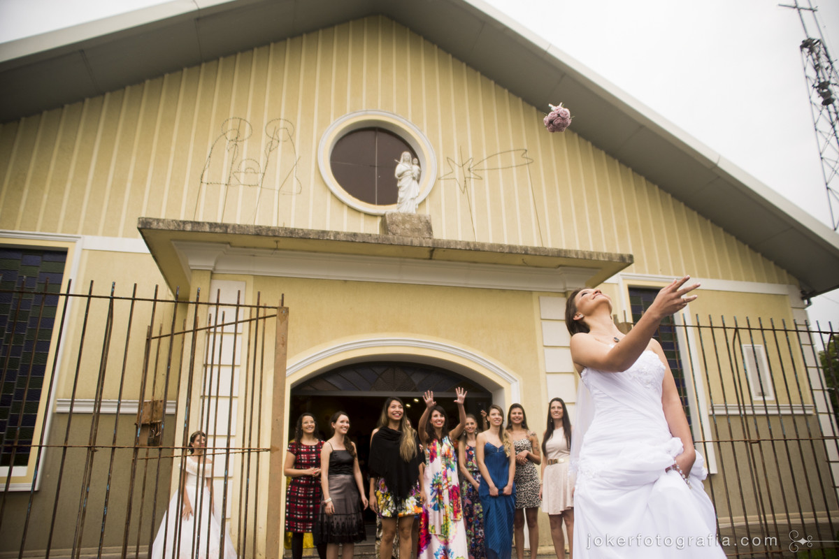 buquê na saida da igreja