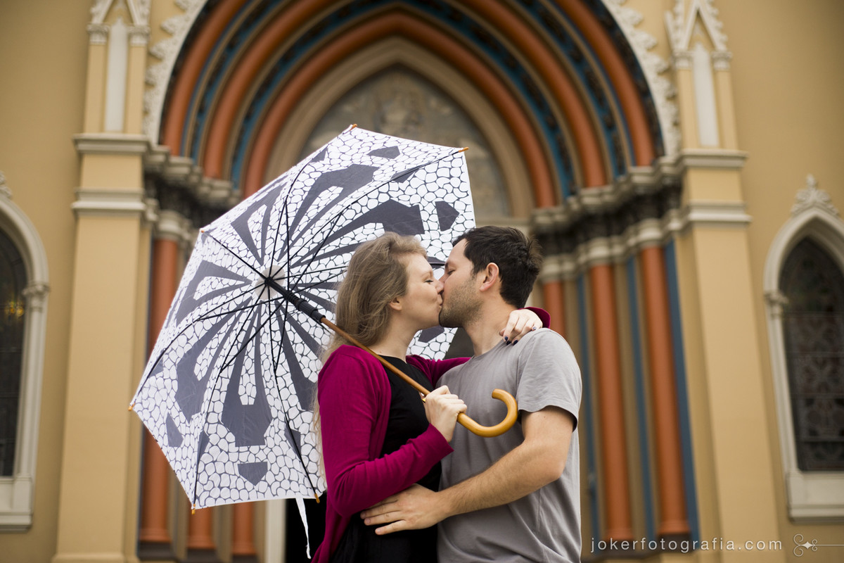 022_ensaio_com_guarda_chuva_catedral_curitiba_centro_pre_wedding_igreja_fotografo_curitiba_casamento