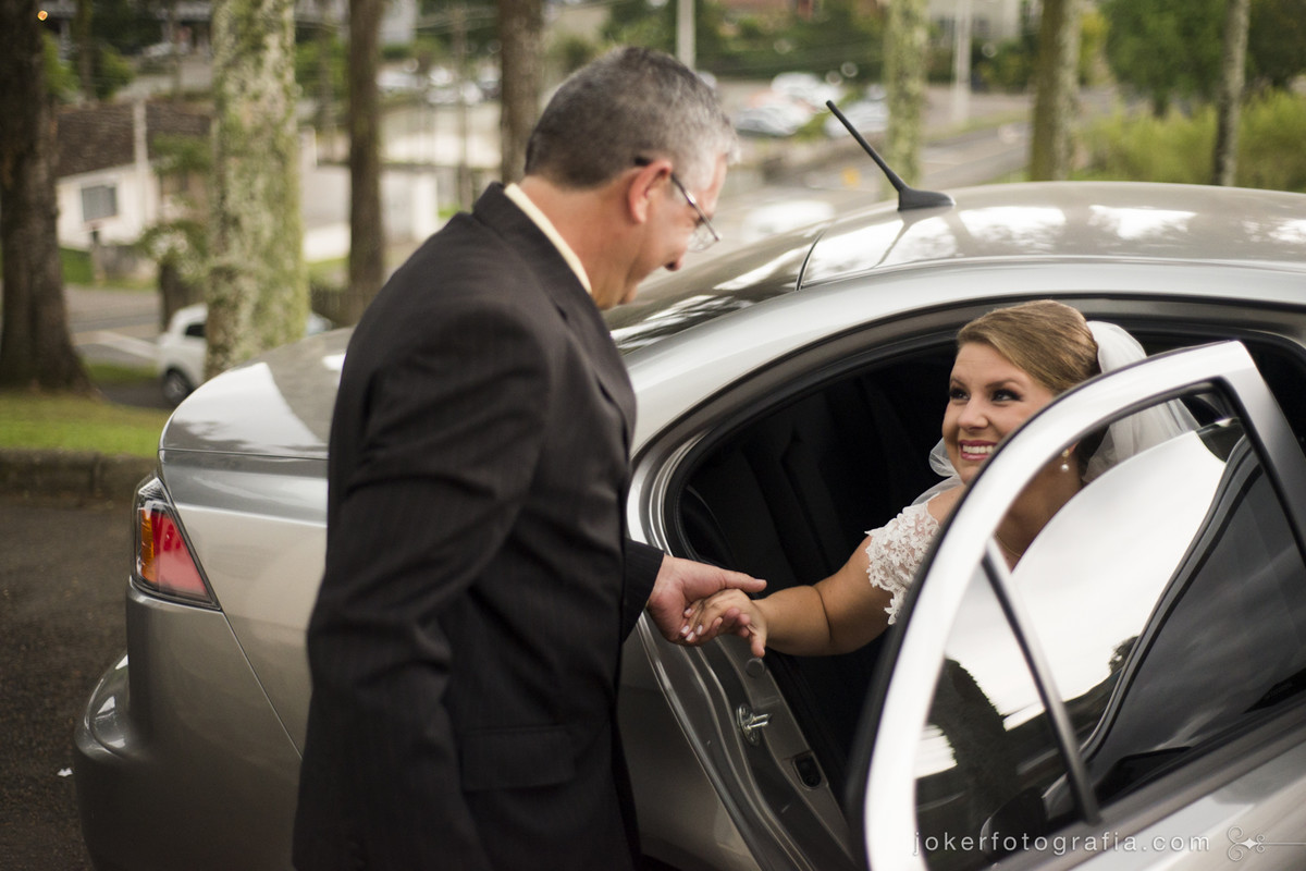 023_noiva_chegando_carro_pai_da_noiva_casamento_de_dia