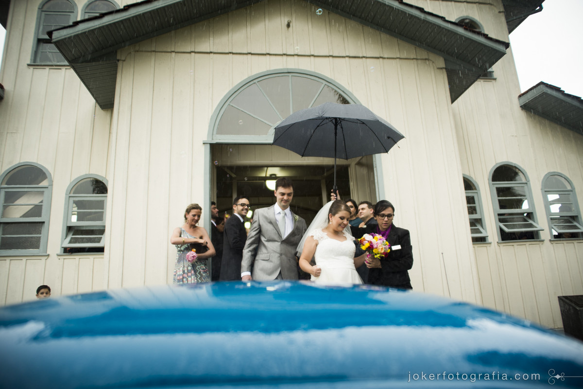 042_casamento_em_dia_chuvoso_chuva_na_igreja_dia_do_casamento_noivos_guarda_chuva_cerimonial_paula_machado_fotografo_curitiba