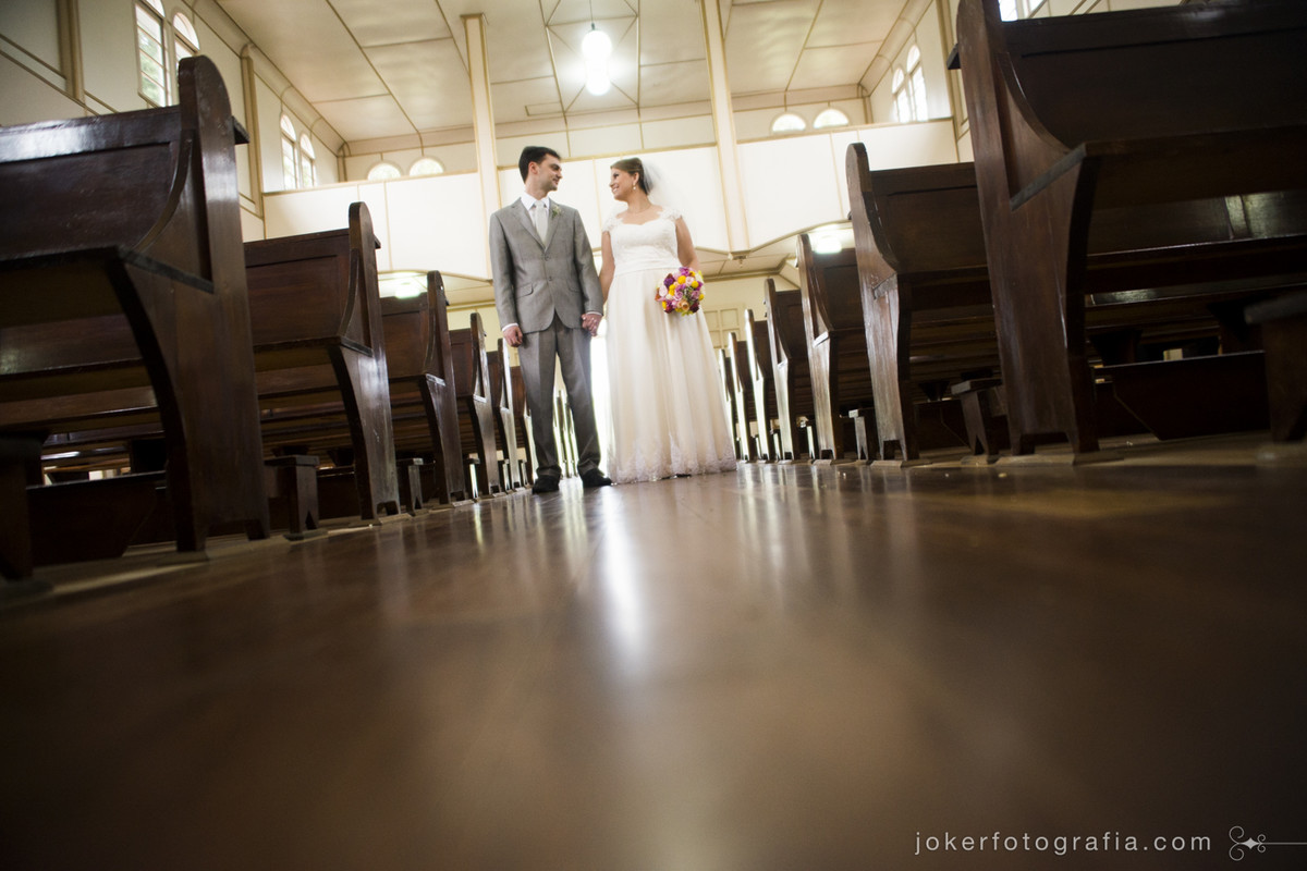 050_casamento_de_dia_igreja_simples_lindo_ensaio_de_noivos_na_igreja_casamento_vintage