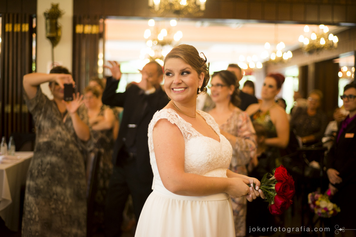 070_noiva_jogando_buque_fotografo_casamento_curitiba