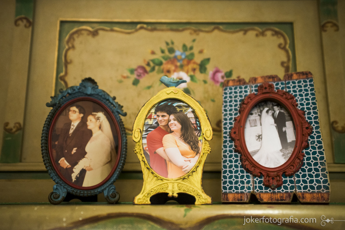 foto do casamento dos pais na decoração com porta retrato