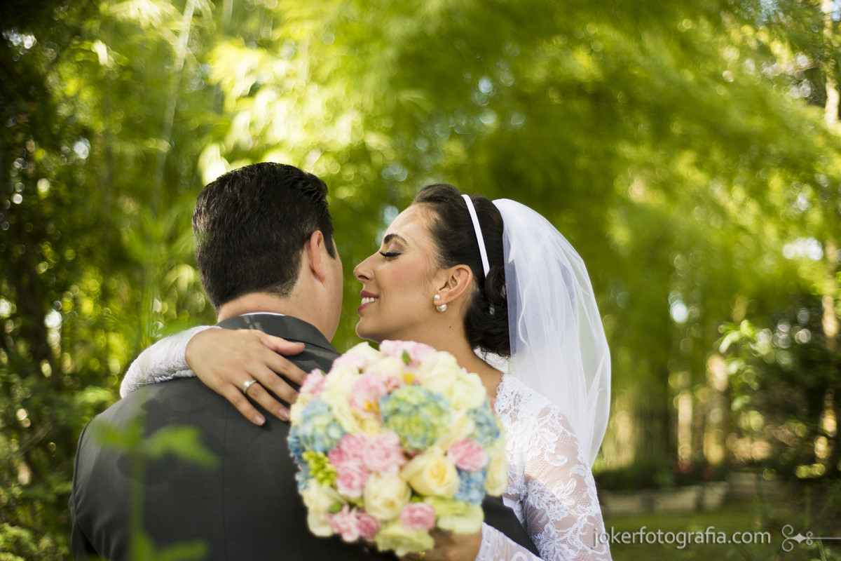 fotógrafo insiste case de dia casamento na natureza