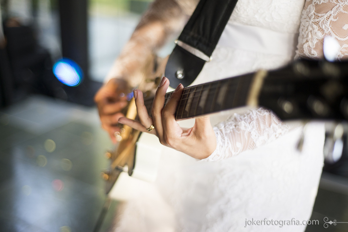 noiva tocando guitarra no dia do casamento